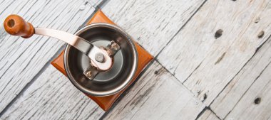 Kahve değirmeni ahşap arka plan