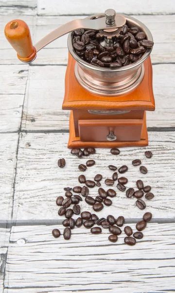 Grão de café e moinho de café — Fotografia de Stock