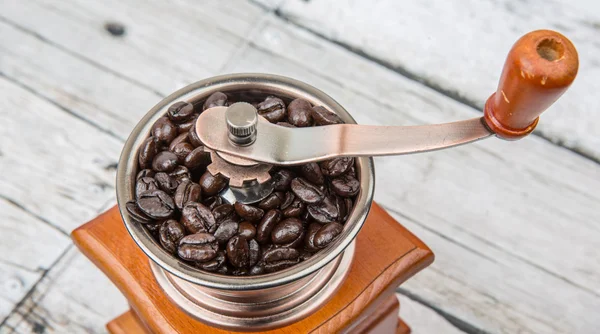 Grão de café e moinho de café — Fotografia de Stock