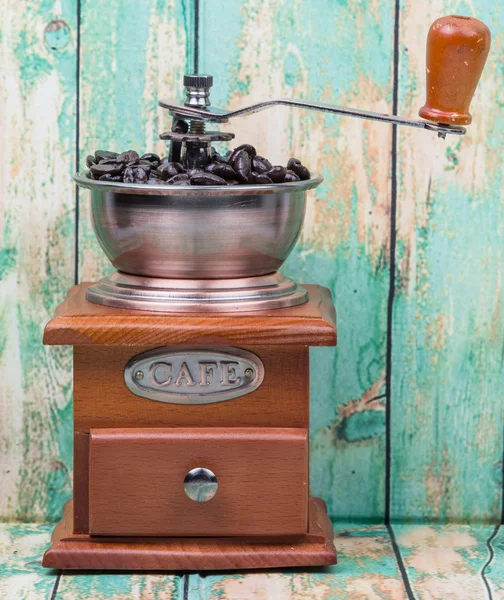 Kávová zrna s kávomlýnkem — Stock fotografie