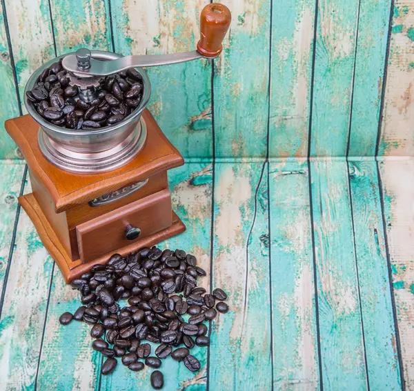 Grão de café e moinho de café — Fotografia de Stock