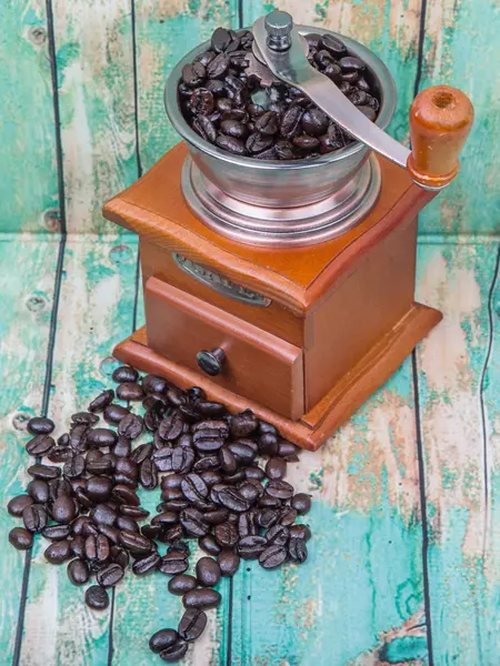 Grano de café y molino de café —  Fotos de Stock