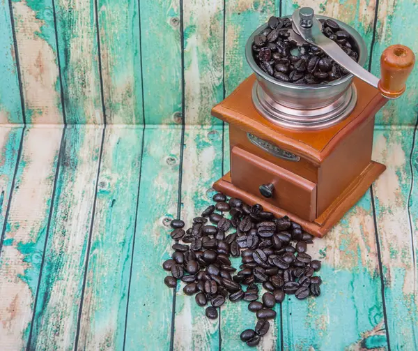 Grão de café e moinho de café — Fotografia de Stock