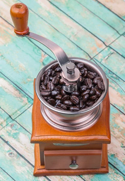 Grano de café y molino de café —  Fotos de Stock