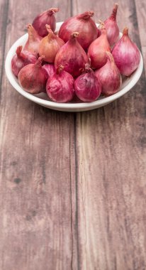 ahşap arka plan üzerinde arpacık