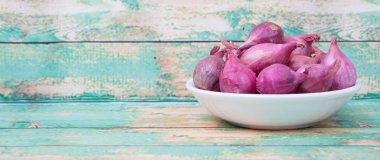 ahşap arka plan üzerinde arpacık