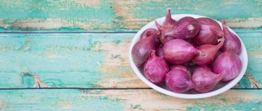 ahşap arka plan üzerinde arpacık