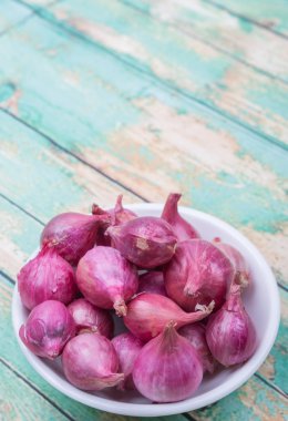 ahşap arka plan üzerinde arpacık