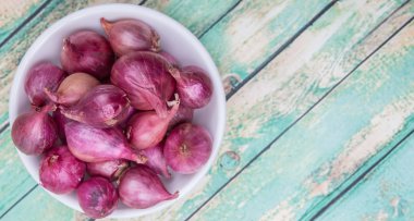 ahşap arka plan üzerinde arpacık