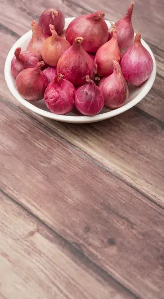 Sjalotten op houten achtergrond — Stockfoto