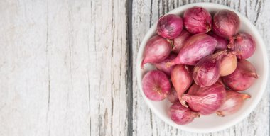 ahşap arka plan üzerinde arpacık