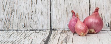 ahşap arka plan üzerinde arpacık