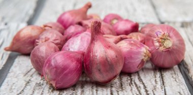 ahşap arka plan üzerinde arpacık