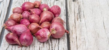 ahşap arka plan üzerinde arpacık