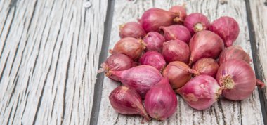 ahşap arka plan üzerinde arpacık