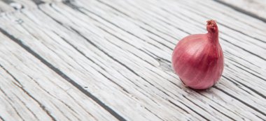 ahşap arka plan üzerinde arpacık