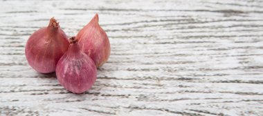 ahşap arka plan üzerinde arpacık