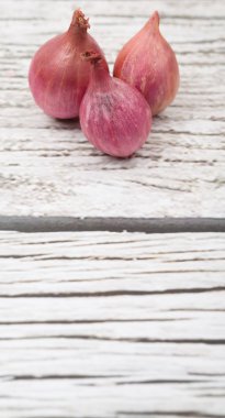 ahşap arka plan üzerinde arpacık