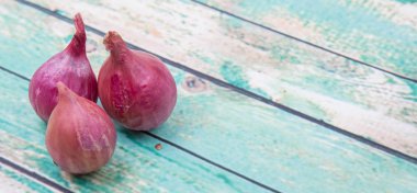 ahşap arka plan üzerinde arpacık