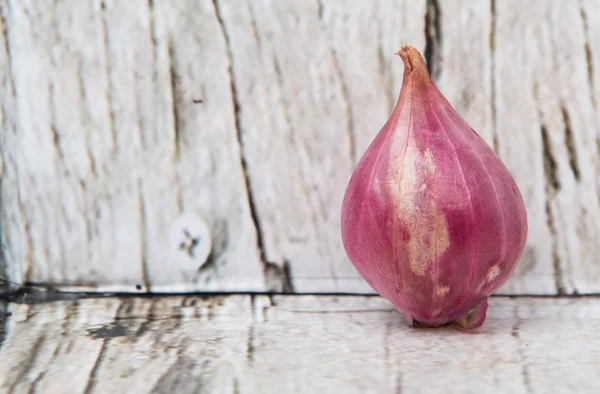 나무 배경 shallots — 스톡 사진