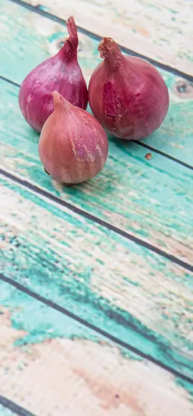 Sjalotten op houten achtergrond — Stockfoto