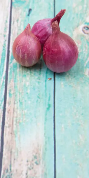 Sjalotten op houten achtergrond — Stockfoto