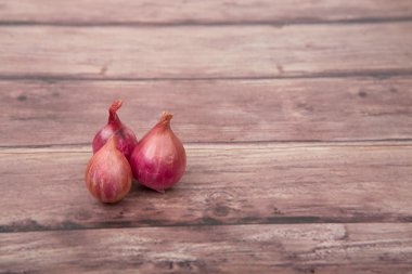 ahşap arka plan üzerinde arpacık