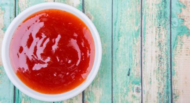 Beyaz kase Chili Sos