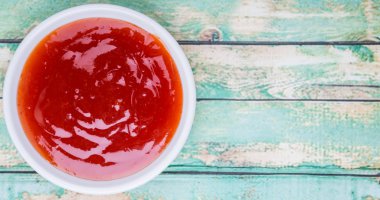 Beyaz kase Chili Sos