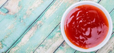 Beyaz kase Chili Sos