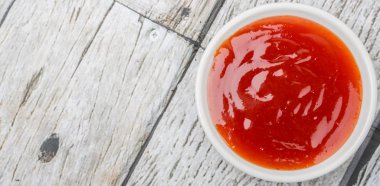 Beyaz kase Chili Sos