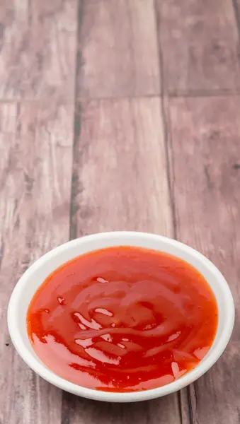 Chilisås i vit skål — Stockfoto