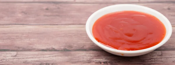 Chili saus In witte kom — Stockfoto