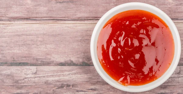 Chili saus In witte kom — Stockfoto