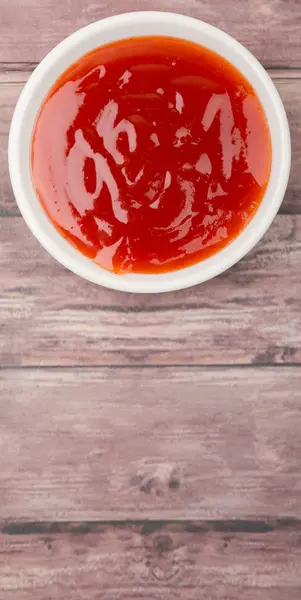 Chili saus In witte kom — Stockfoto