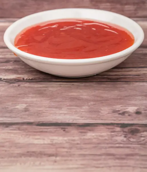 Salsa de chile en tazón blanco — Foto de Stock