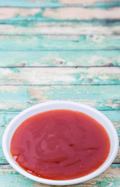 Chilisås i vit skål — Stockfoto