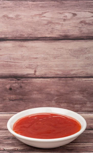 Molho de pimenta na tigela branca — Fotografia de Stock