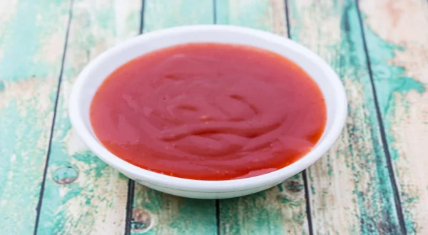 Sos chili w misce biały — Zdjęcie stockowe