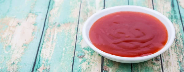 Salsa de chile en tazón blanco —  Fotos de Stock