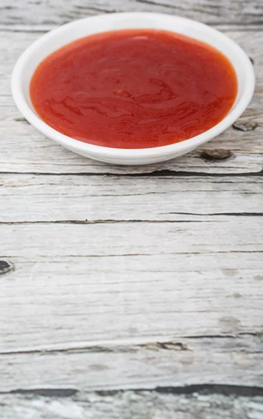 Salsa de chile en tazón blanco — Foto de Stock