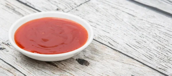 Chili saus In witte kom — Stockfoto