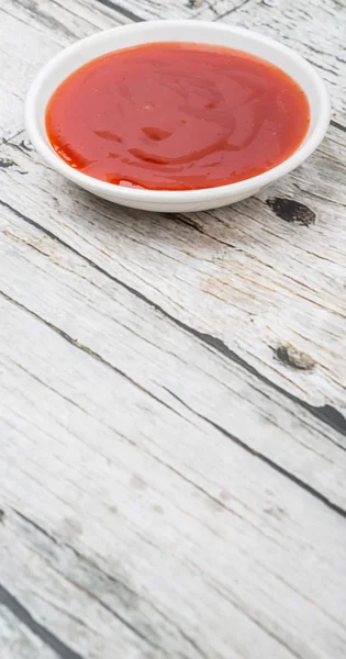 Chili saus In witte kom — Stockfoto