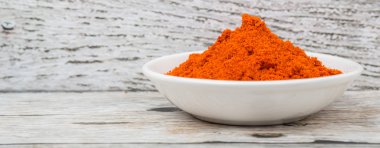 Acı biber beyaz kase