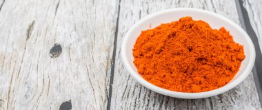 Acı biber beyaz kase