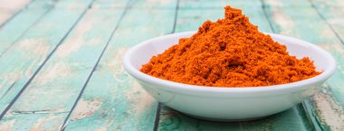 Acı biber beyaz kase