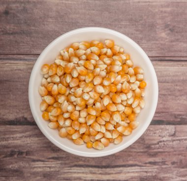 Kabın içinde ham patlamış mısır