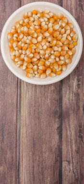 Kabın içinde ham patlamış mısır