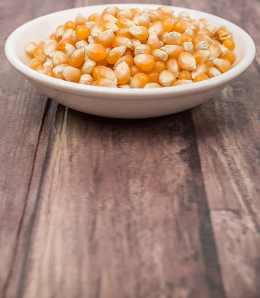 Rohes Popcorn in Schüssel — Stockfoto