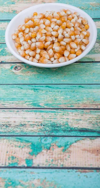 Palomitas de maíz crudas en tazón — Foto de Stock